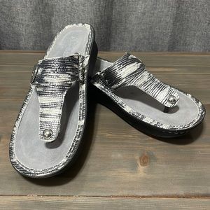 EUC Alegria Sandles